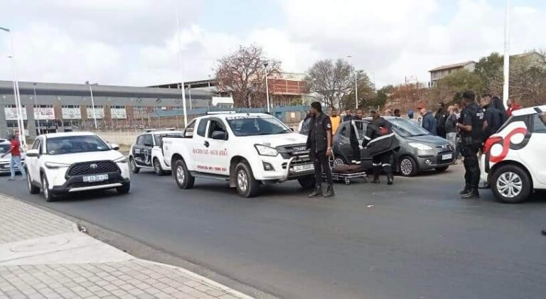 Kudutshulwe iphoyisa kanye nelungu lomphakathi ngesikhathi kubanjwa inkunzi ePhoenix Plaza